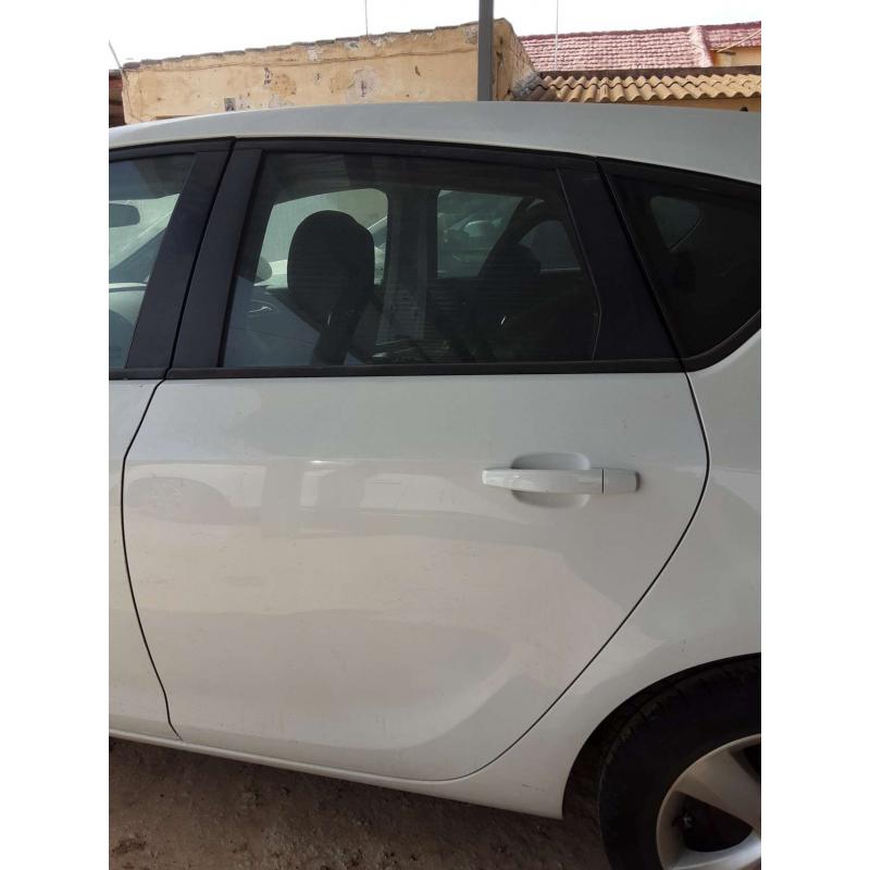 Puerta Tra. Izq. Opel Astra J de 2012 diesel (sin accesorios)